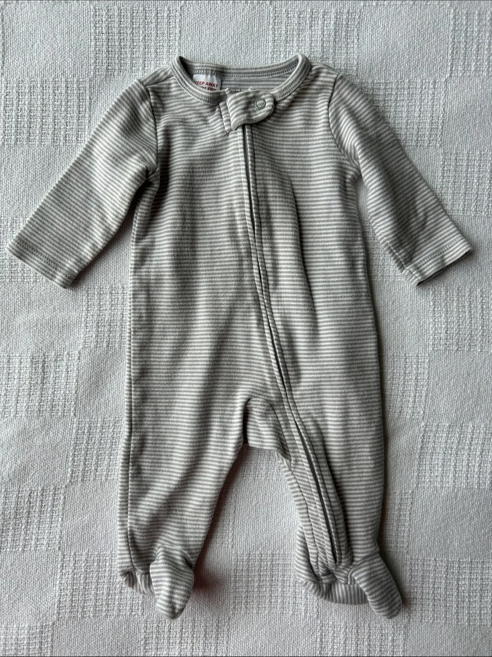 5 long sleeve footed onesies size 0-3
